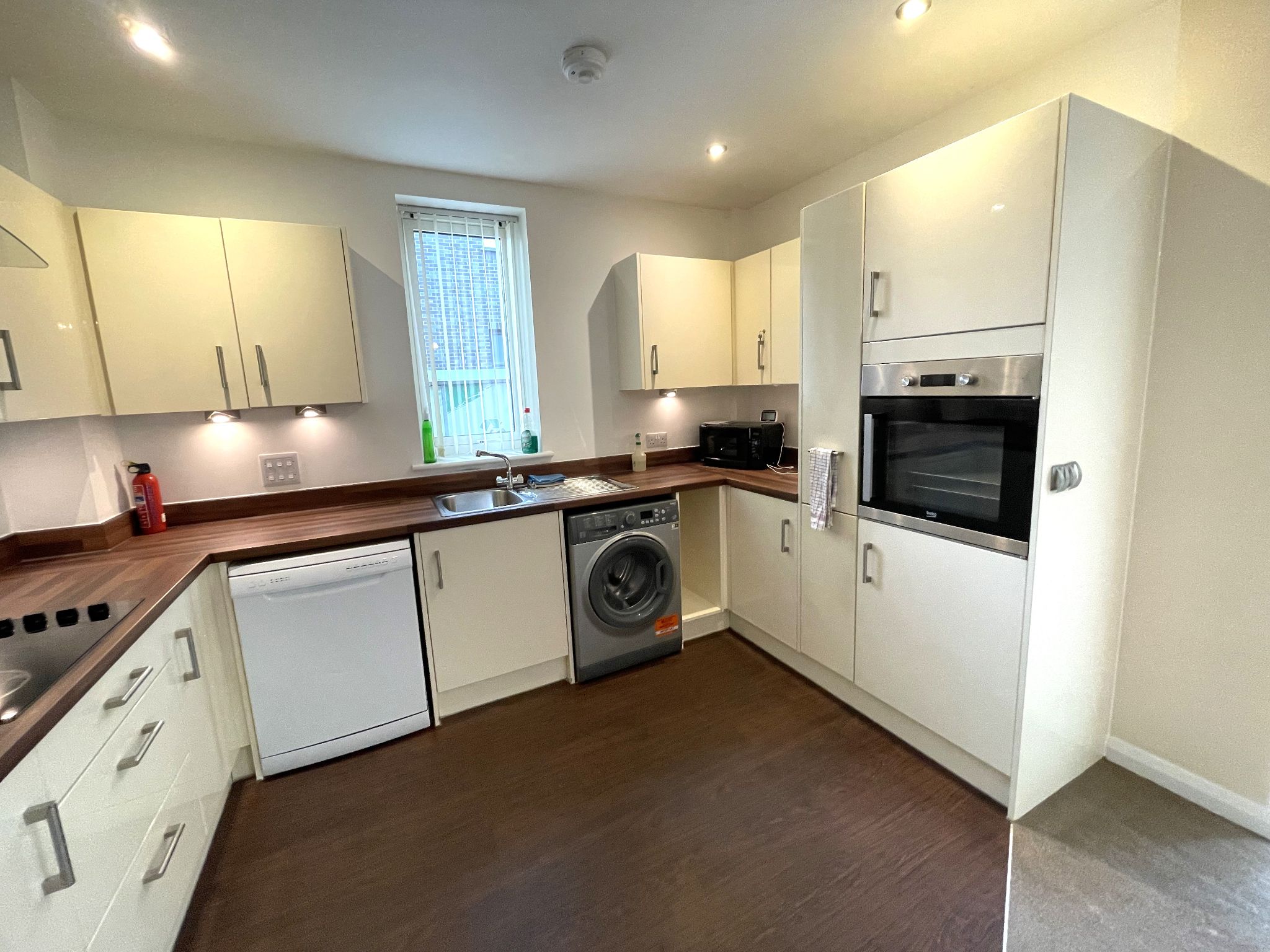 2 bedroom ground floor flat/apartment SSTC in Manchester - Photograph 6.