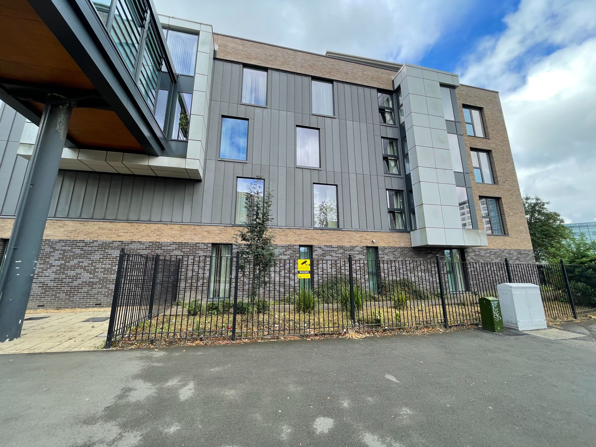 2 bedroom ground floor flat/apartment SSTC in Manchester - Photograph 15.