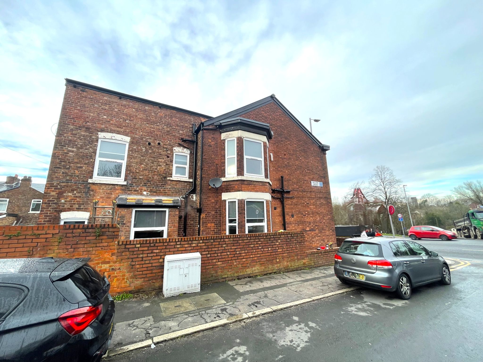 6 bedroom end terraced house For Sale in Manchester - Photograph 2.