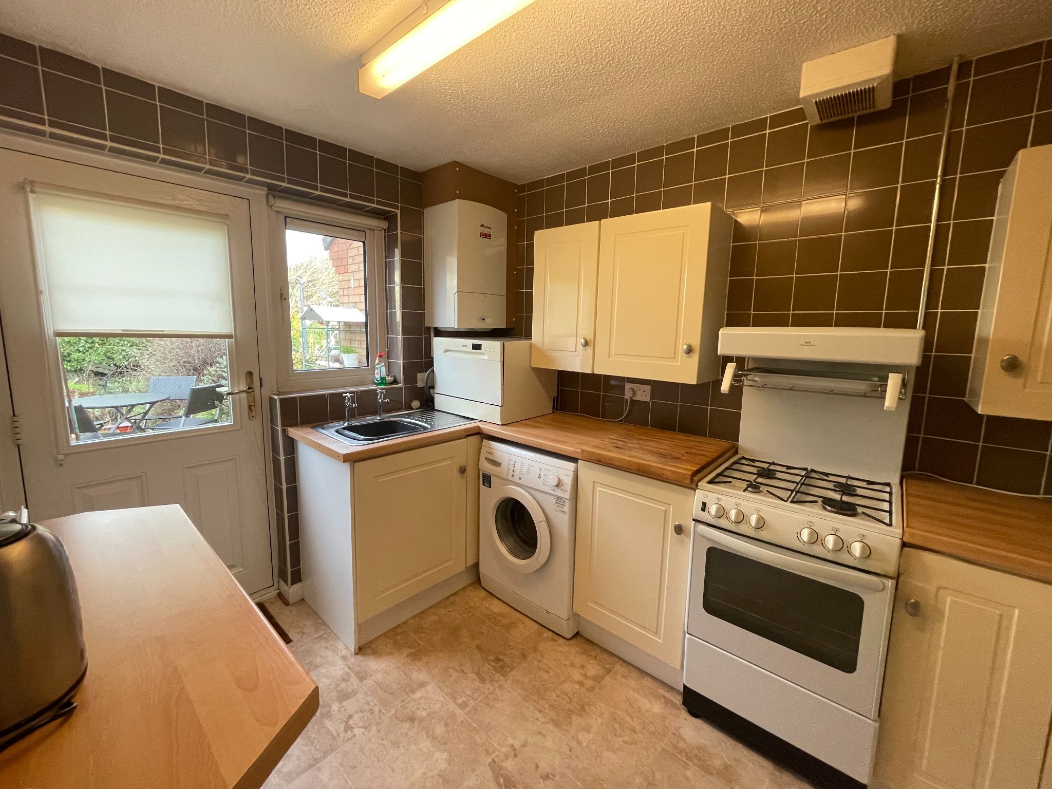 2 bedroom semi-detached bungalow SSTC in Manchester - Photograph 7.