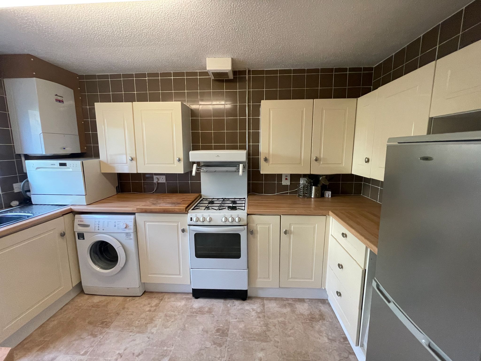 2 bedroom semi-detached bungalow SSTC in Manchester - Photograph 6.
