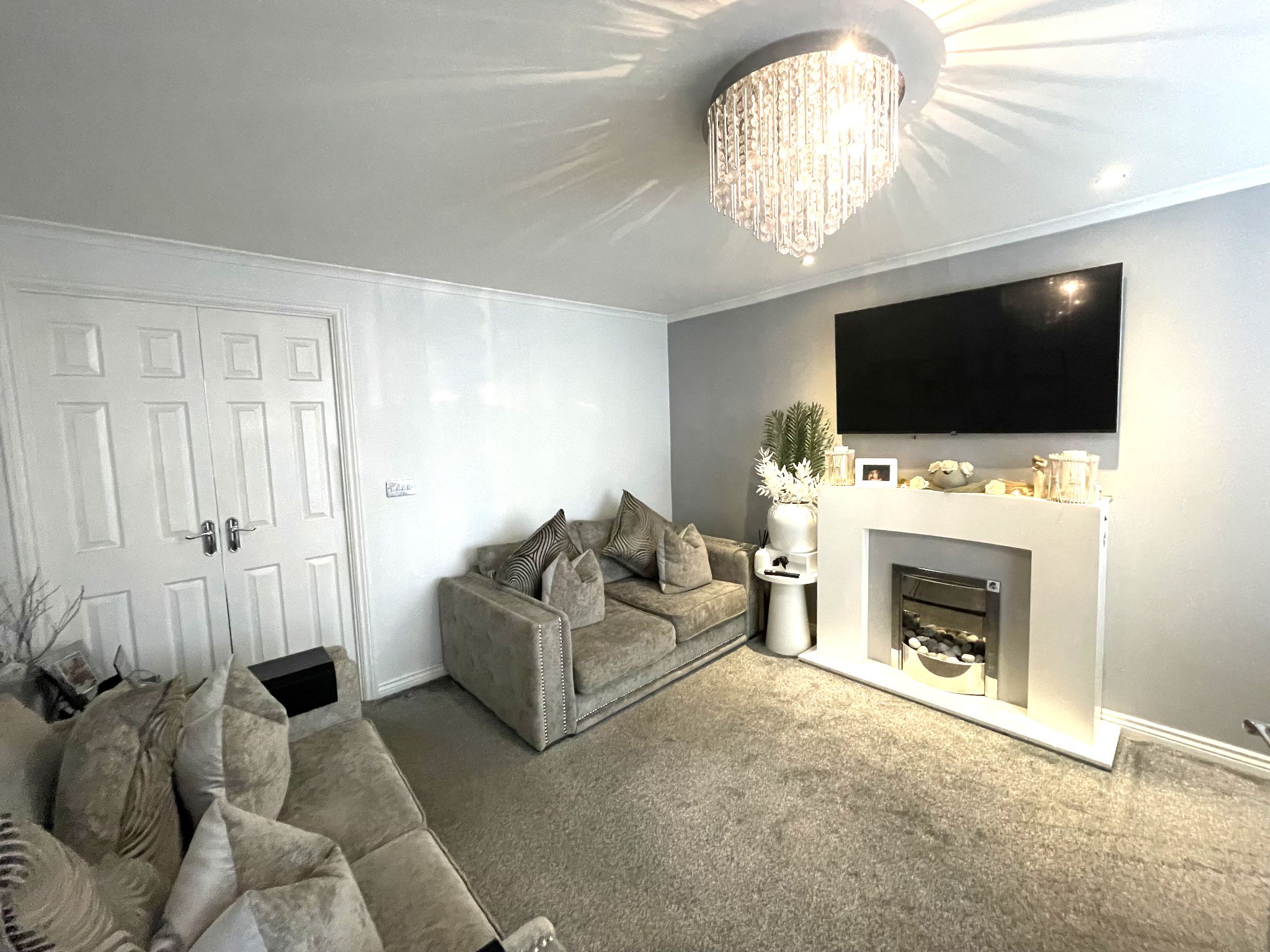 3 bedroom mid terraced house SSTC in Manchester - Photograph 4.
