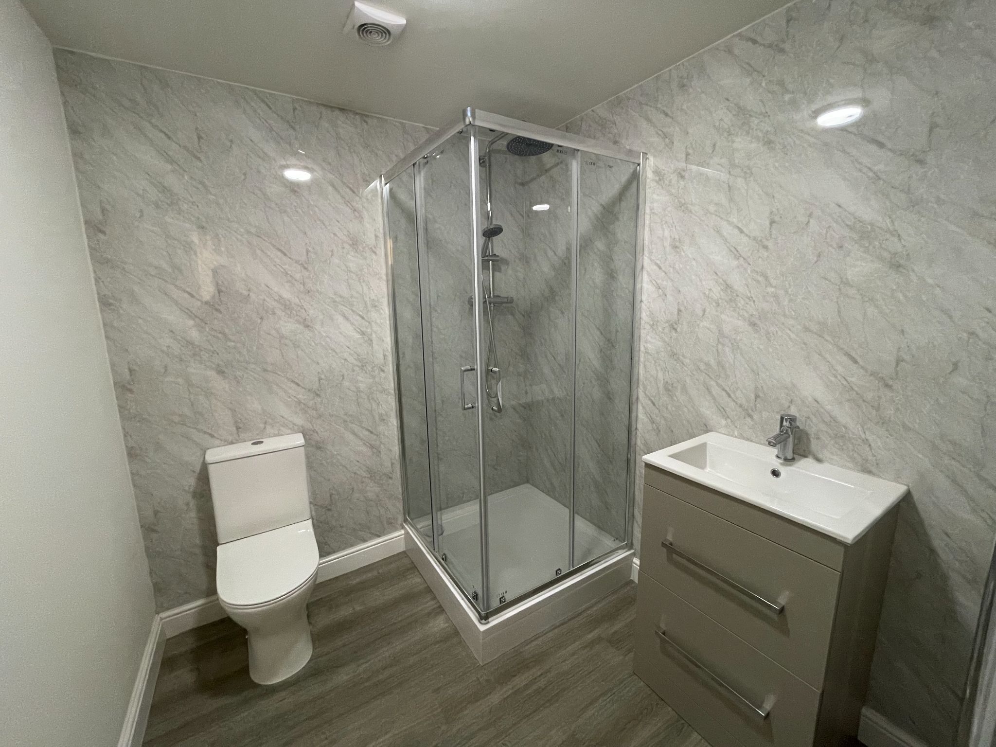 4 bedroom town house SSTC in Manchester - Photograph 7.