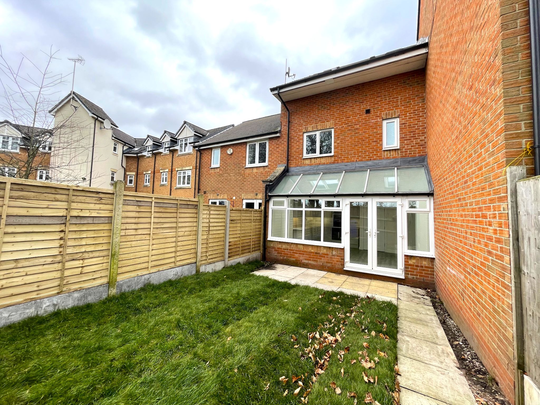 4 bedroom town house SSTC in Manchester - Photograph 5.