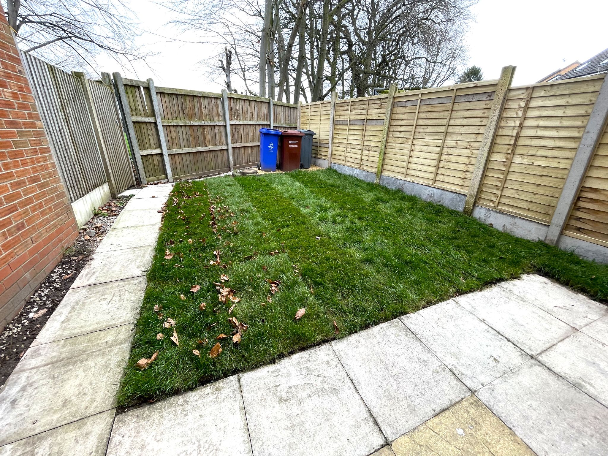 4 bedroom town house SSTC in Manchester - Photograph 4.