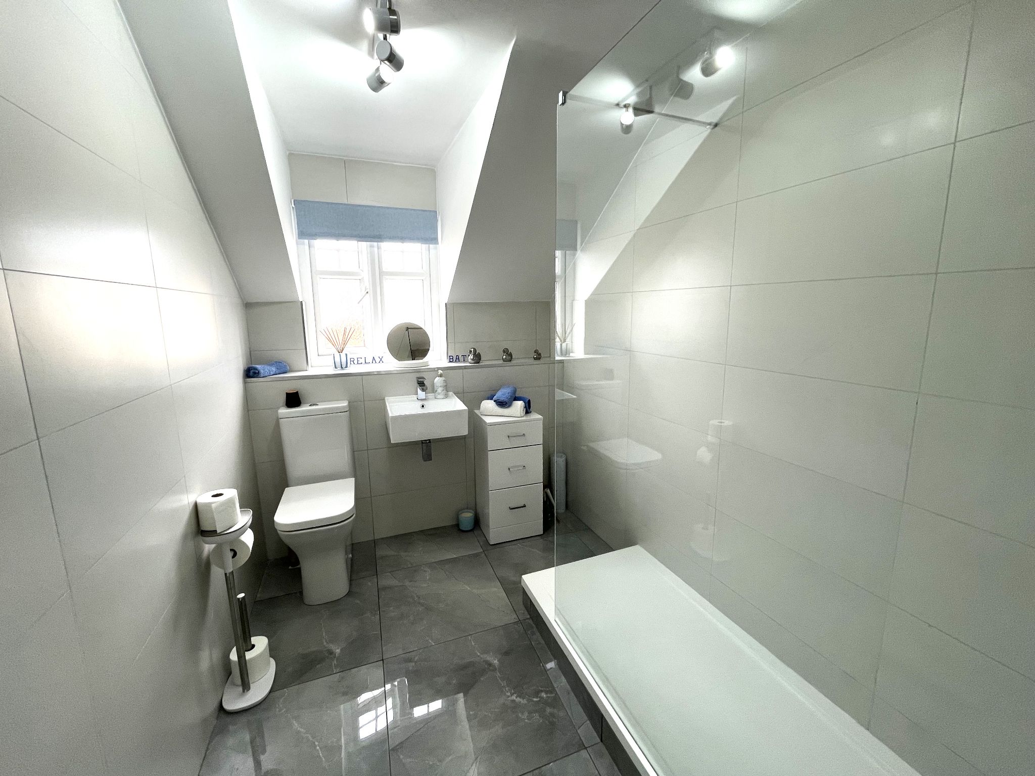 2 bedroom penthouse flat/apartment For Sale in Manchester - Photograph 11.