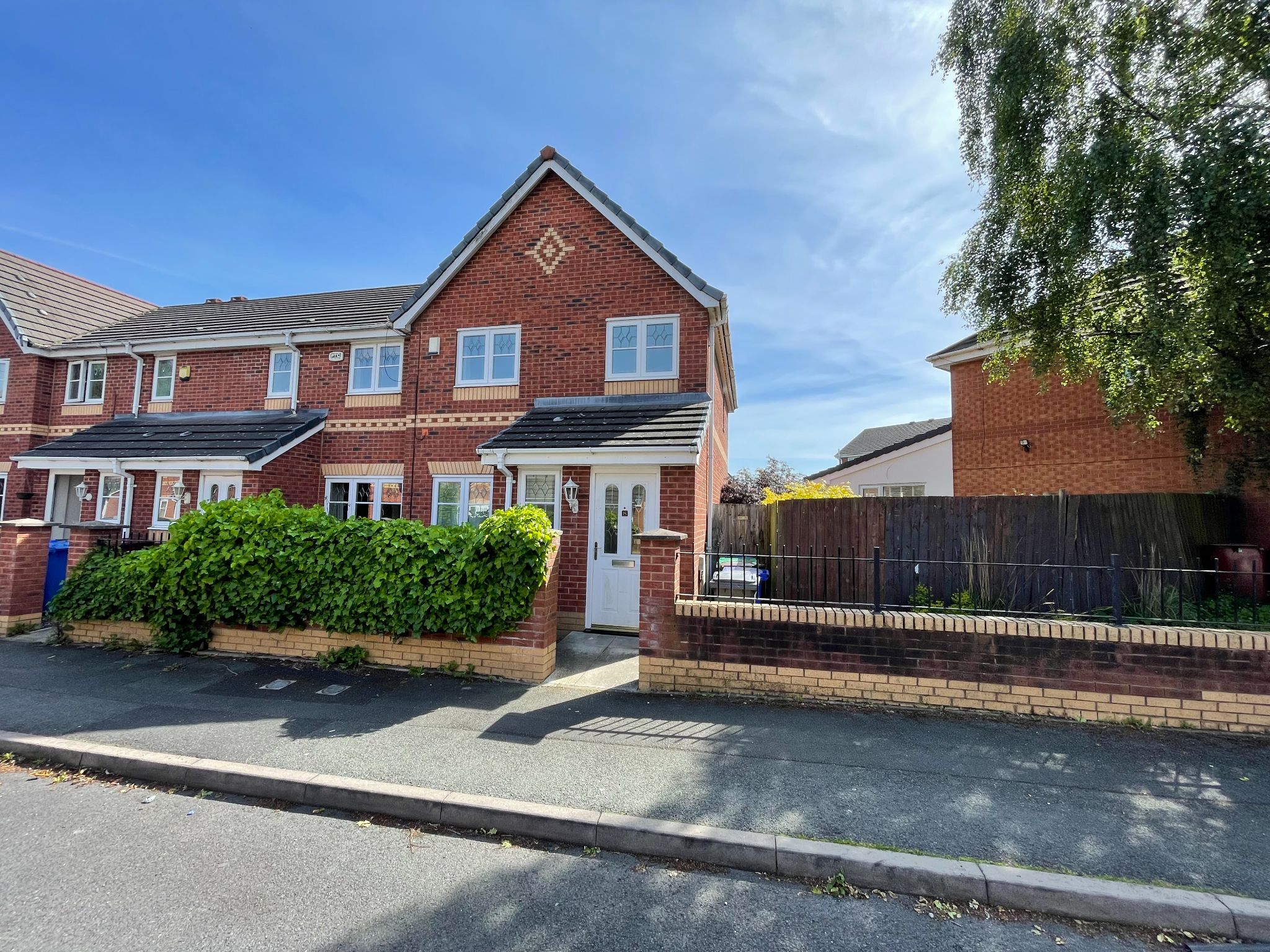 3 bedroom end terraced house For Sale in Manchester - Property photograph.