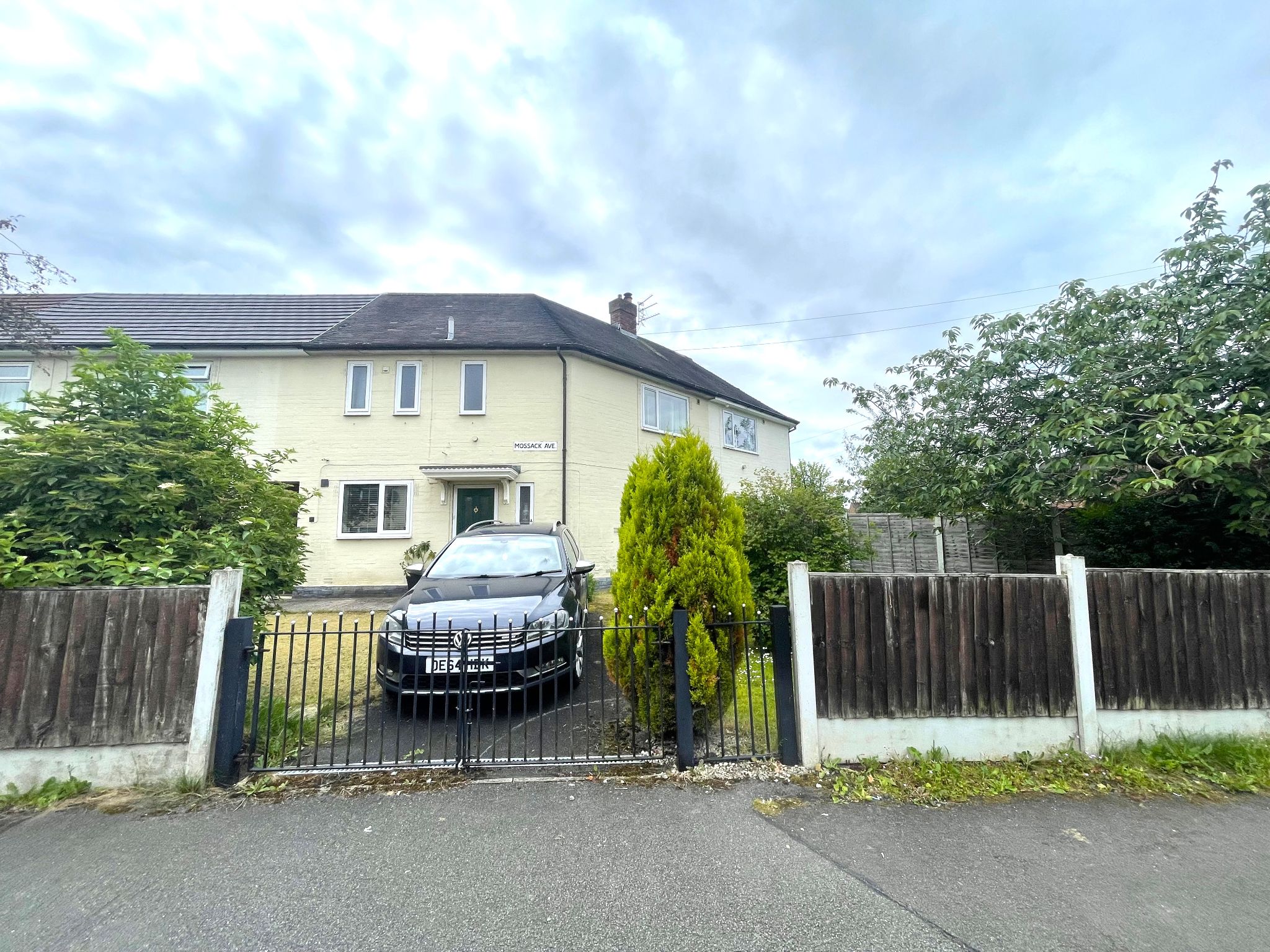 3 bedroom mid terraced house For Sale in Manchester - Property photograph.