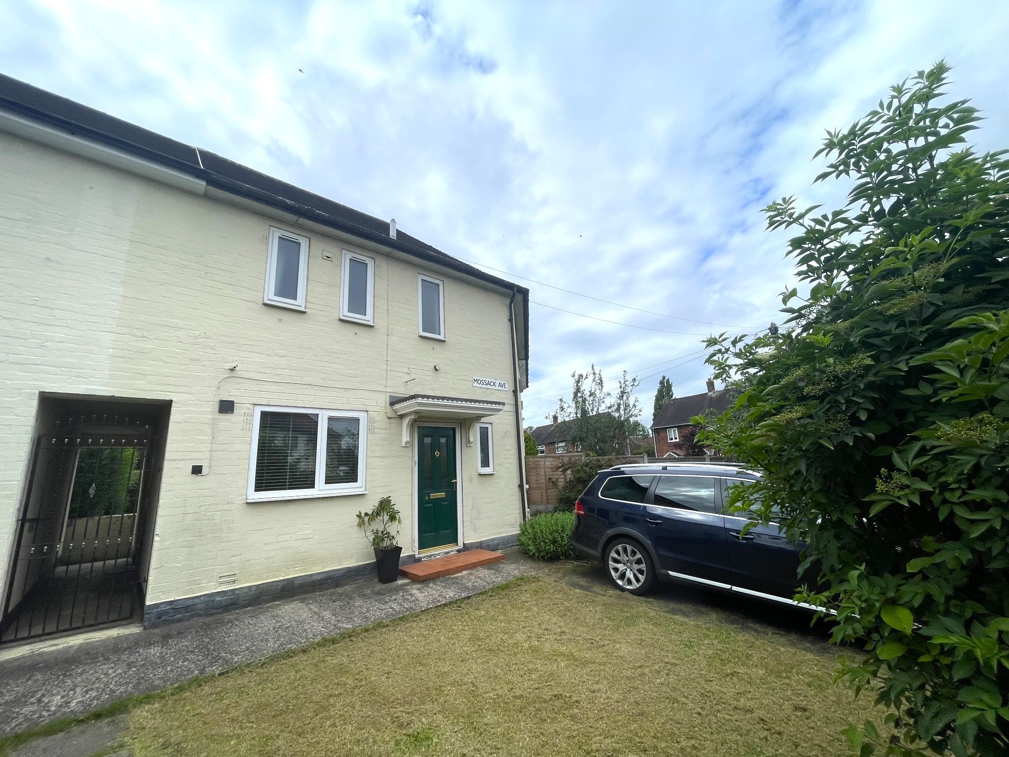 3 bedroom mid terraced house For Sale in Manchester - Property photograph.