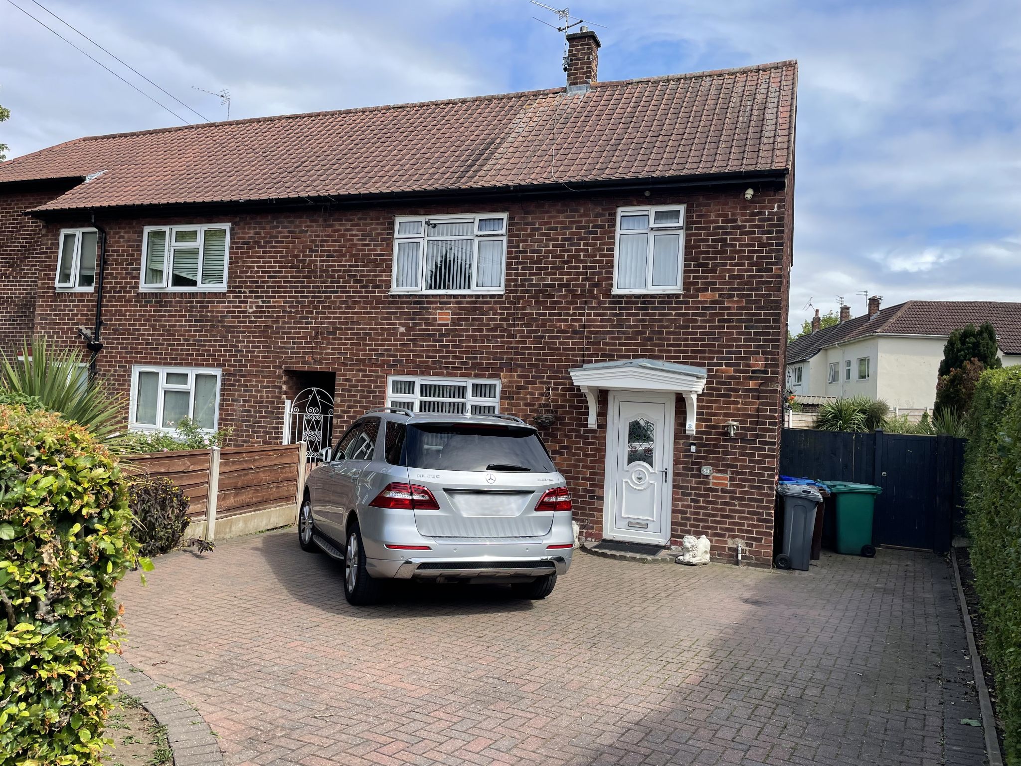 3 bedroom end terraced house For Sale in Manchester - Photograph 2.