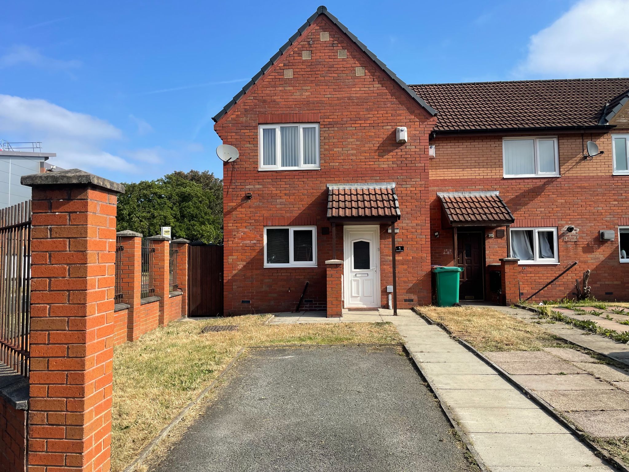 2 bedroom end terraced house For Sale in Manchester - Property photograph.