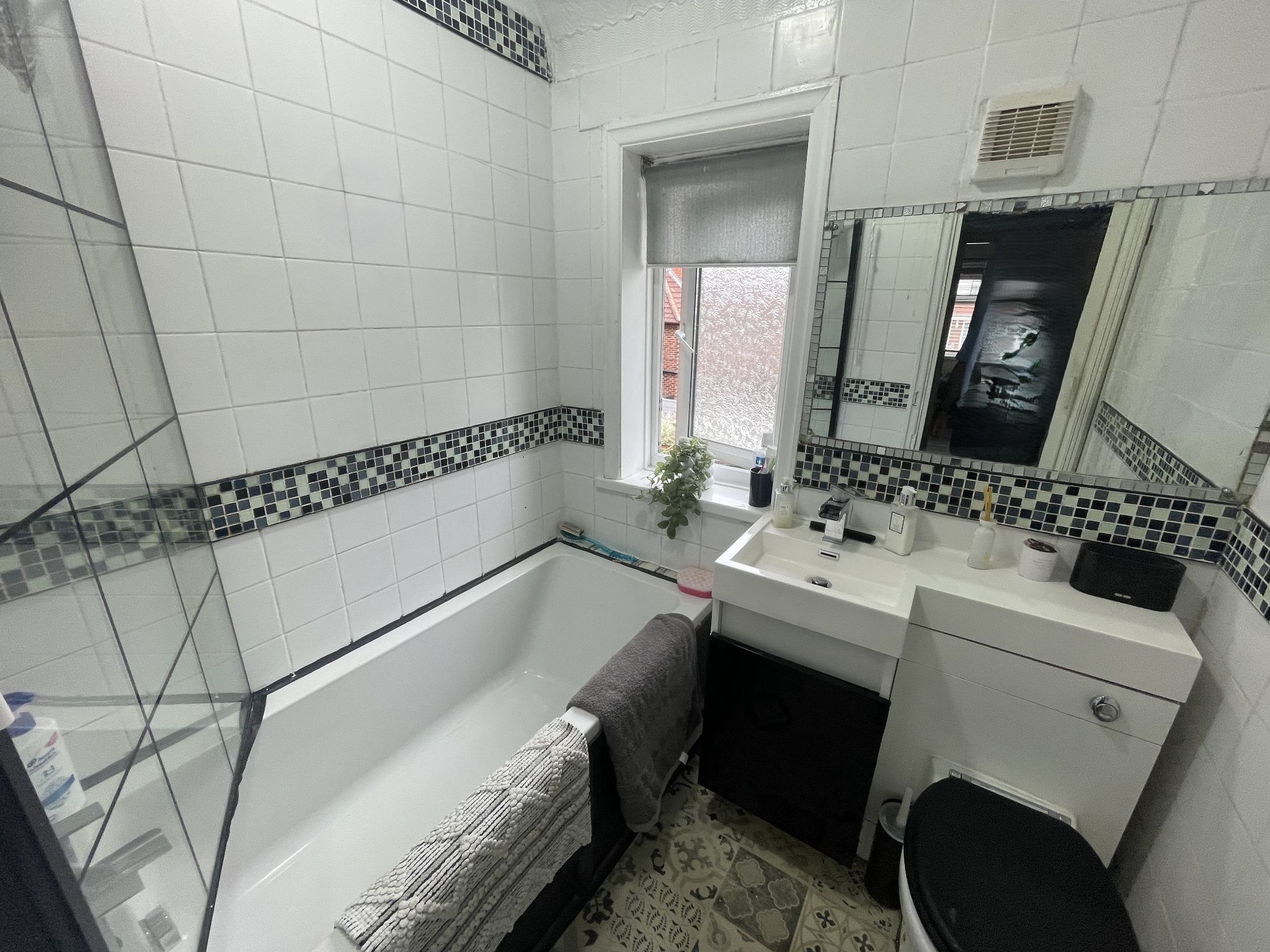 3 bedroom semi-detached house For Sale in Manchester - Photograph 18.