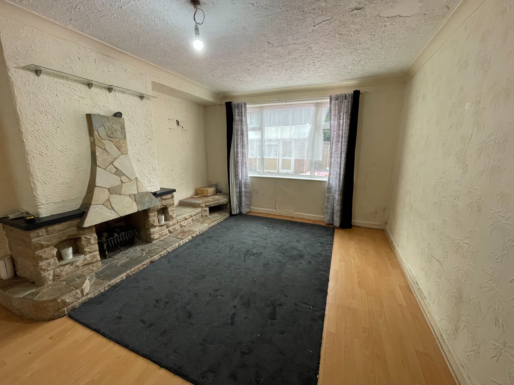 3 bedroom semi-detached house Sale Agreed in Manchester - Photograph 3.
