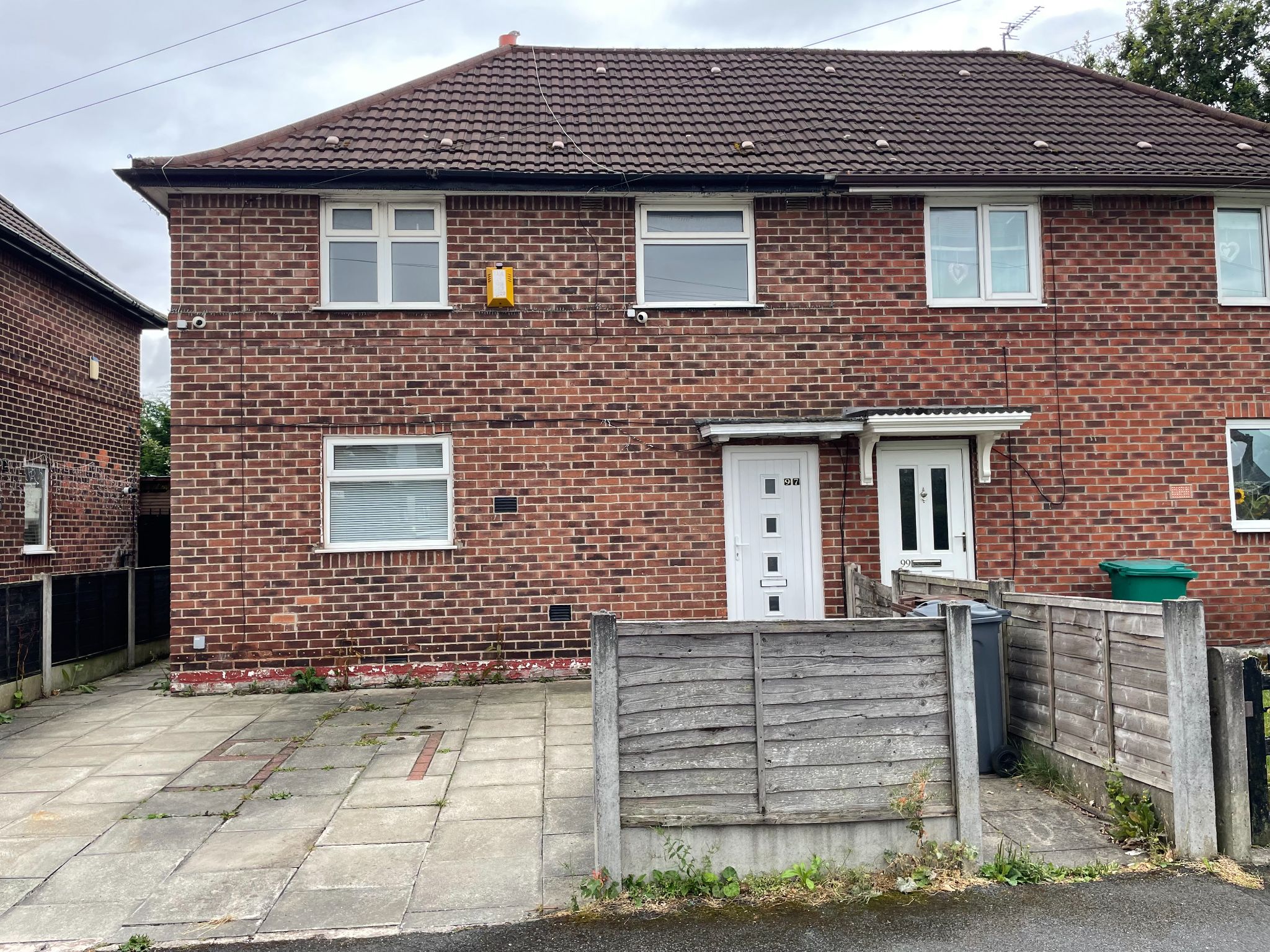 3 bedroom semi-detached house Sale Agreed in Manchester - Photograph 1.