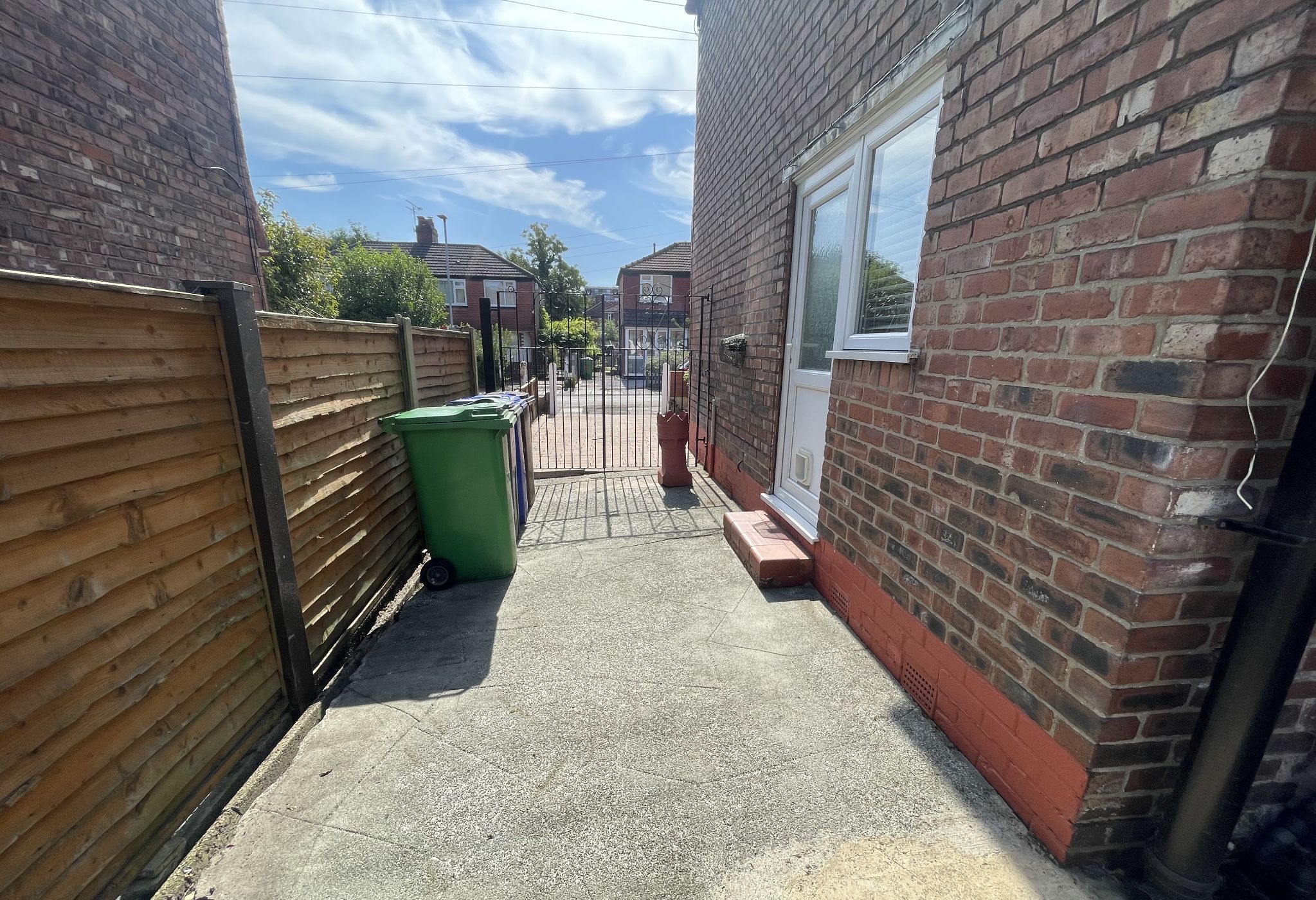 3 bedroom semi-detached house For Sale in Manchester - Photograph 25.