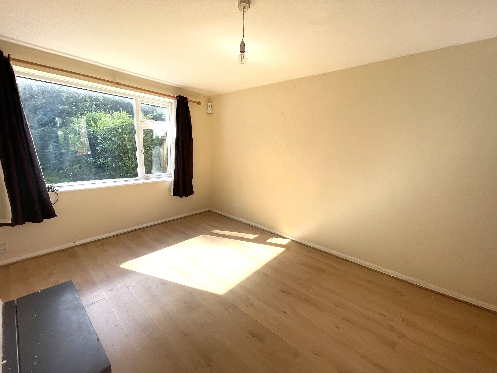 3 bedroom mid terraced house For Sale in Manchester - Photograph 4.