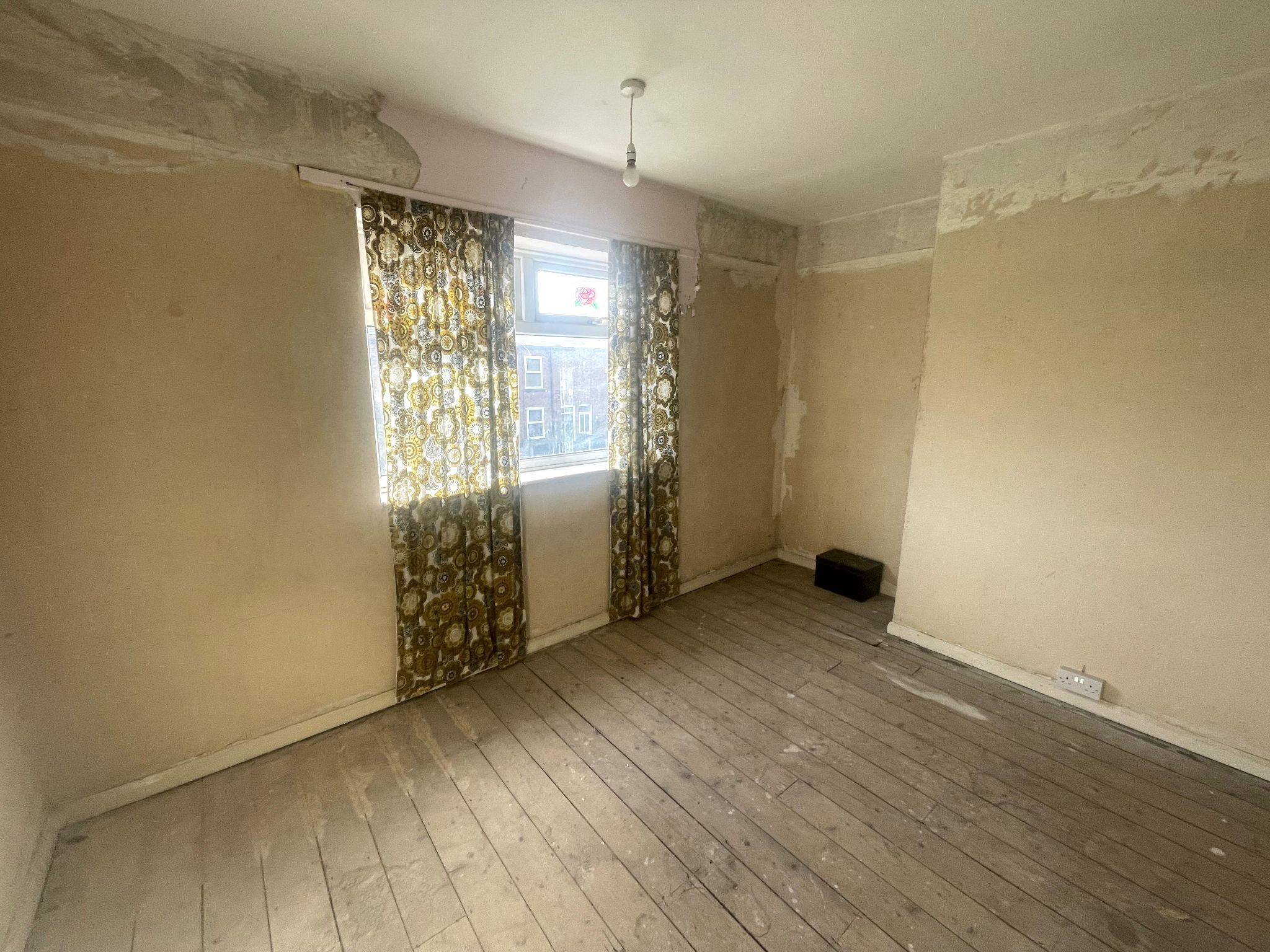 3 bedroom mid terraced house For Sale in Manchester - Photograph 8.