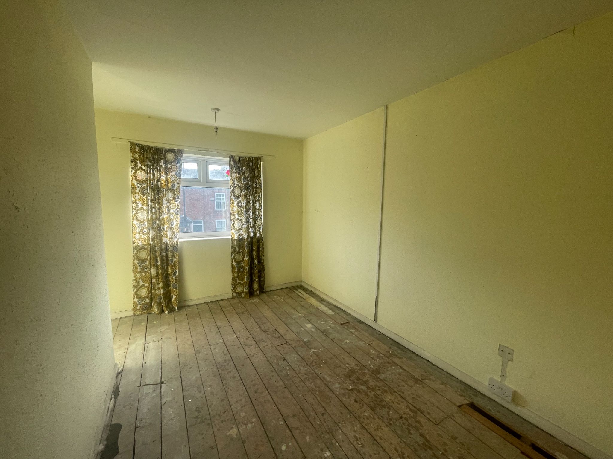 3 bedroom mid terraced house For Sale in Manchester - Photograph 9.