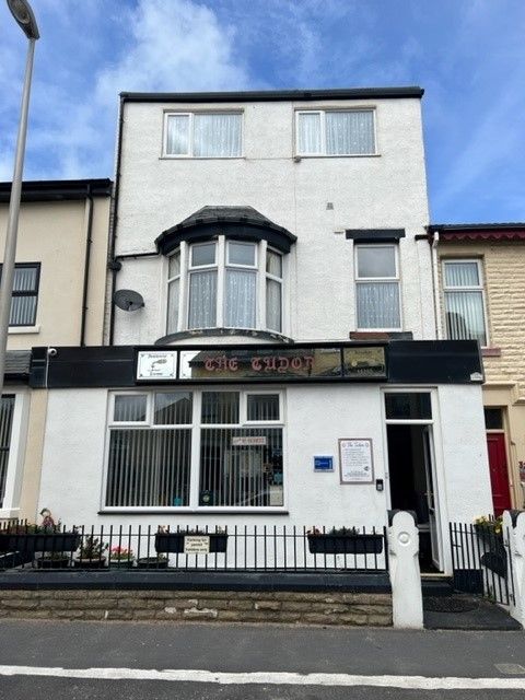 10 Bed Hotel To Rent - Photograph 1