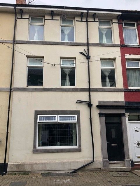 10 Bed Hotel To Rent - Photograph 1