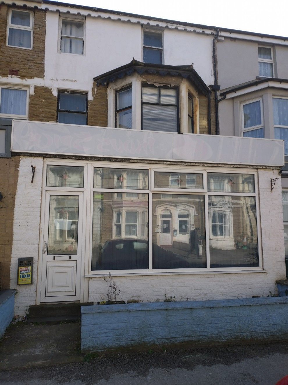 12 Bed Hotel For Sale - Photograph 1