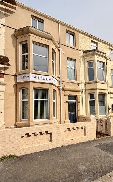 6 Bed Hotel For Sale - Photograph 1