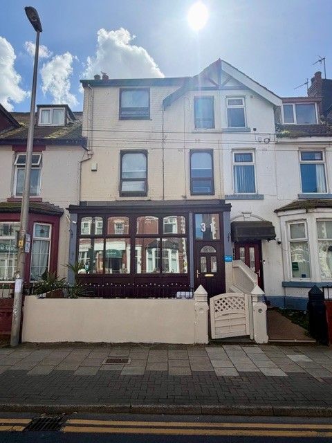 10 Bed Hotel For Sale - Photograph 1