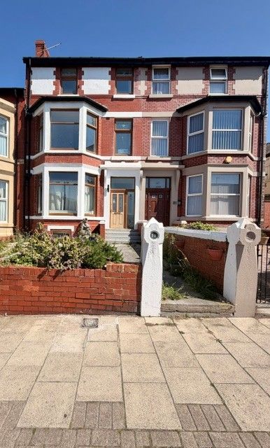 6 Bed Hotel To Rent - Photograph 1