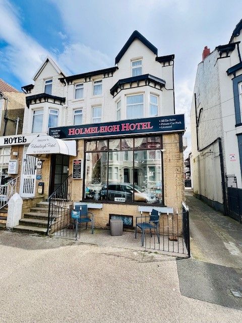 10 Bed Hotel To Rent - Photograph 1