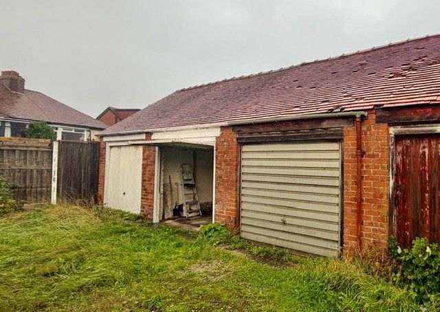 Garage For Sale - Photograph 1
