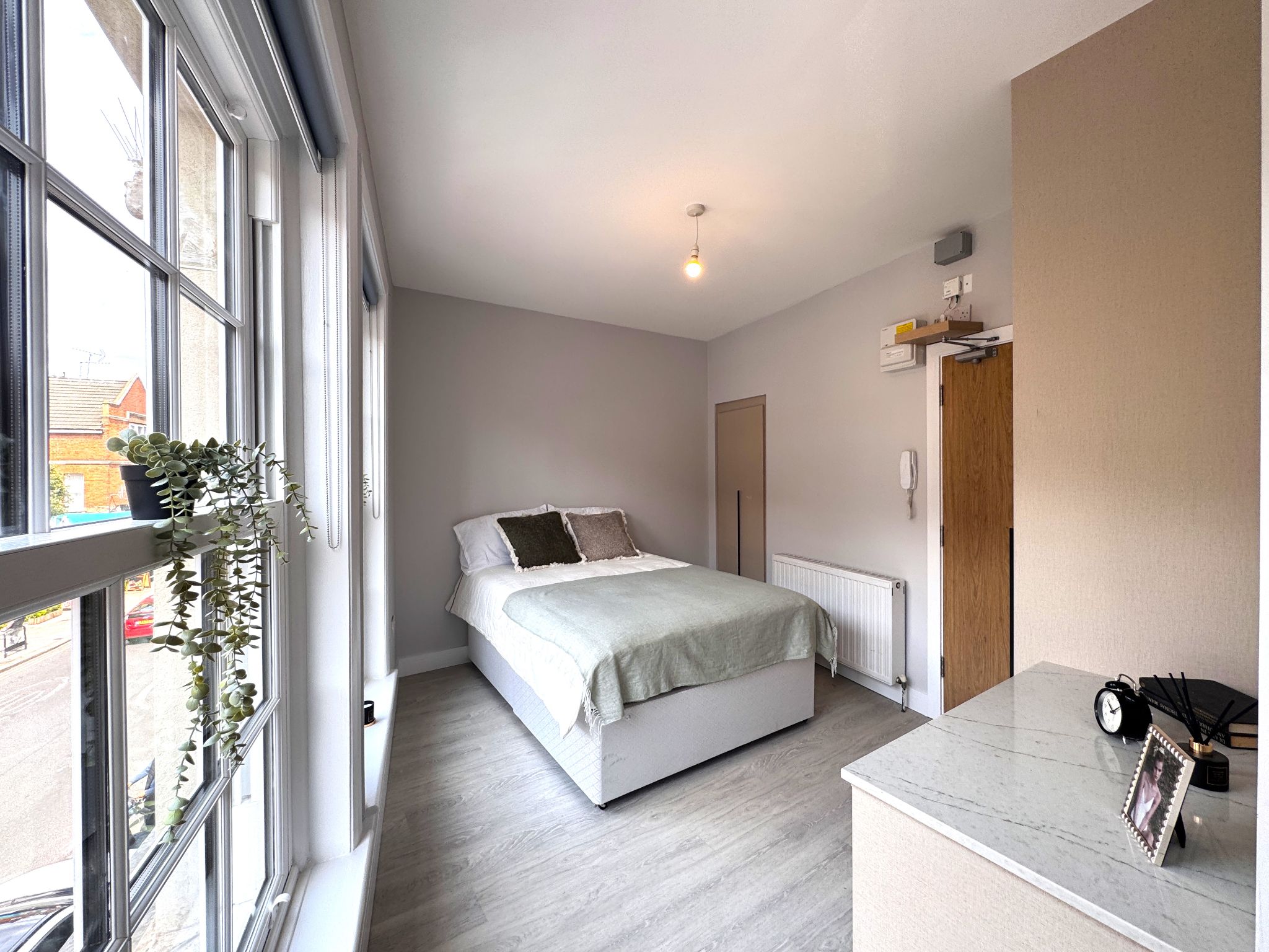 1 bedroom studio flat/apartment To Let in Willesden - Photograph 1