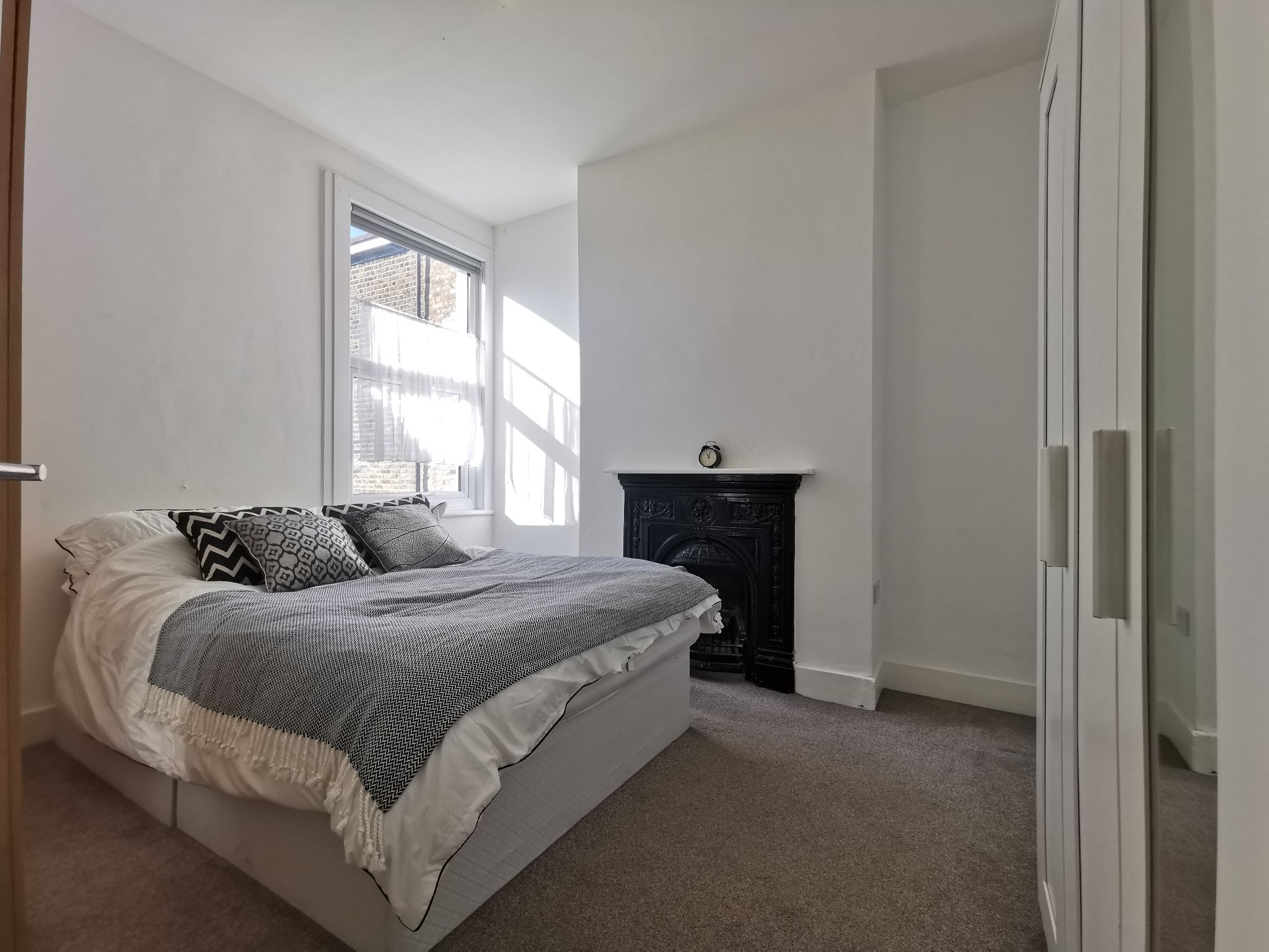 2 bedroom flat flat/apartment To Let in Willesden - Photograph 7