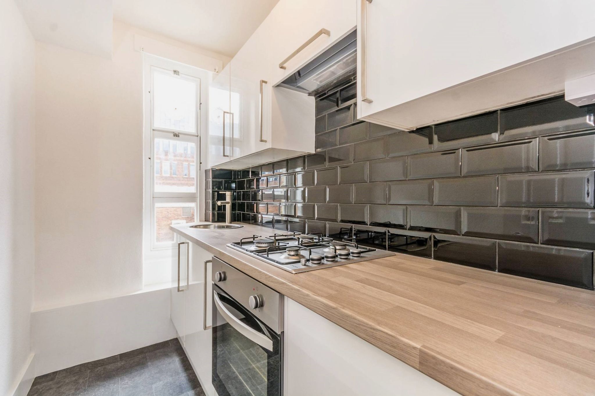 2 bedroom apartment flat/apartment To Let in London - Photograph 5