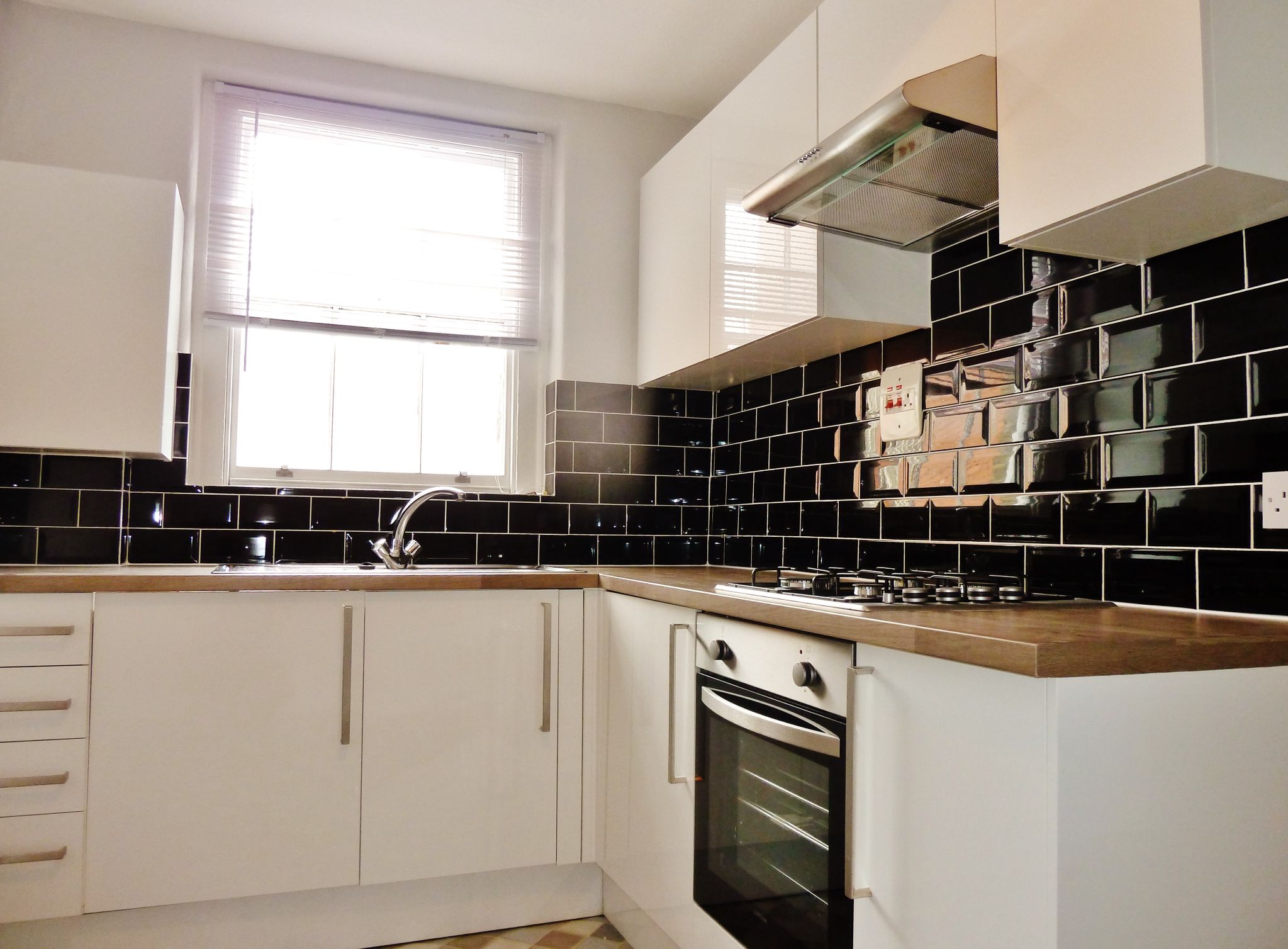 2 bedroom apartment flat/apartment To Let in London - Photograph 4