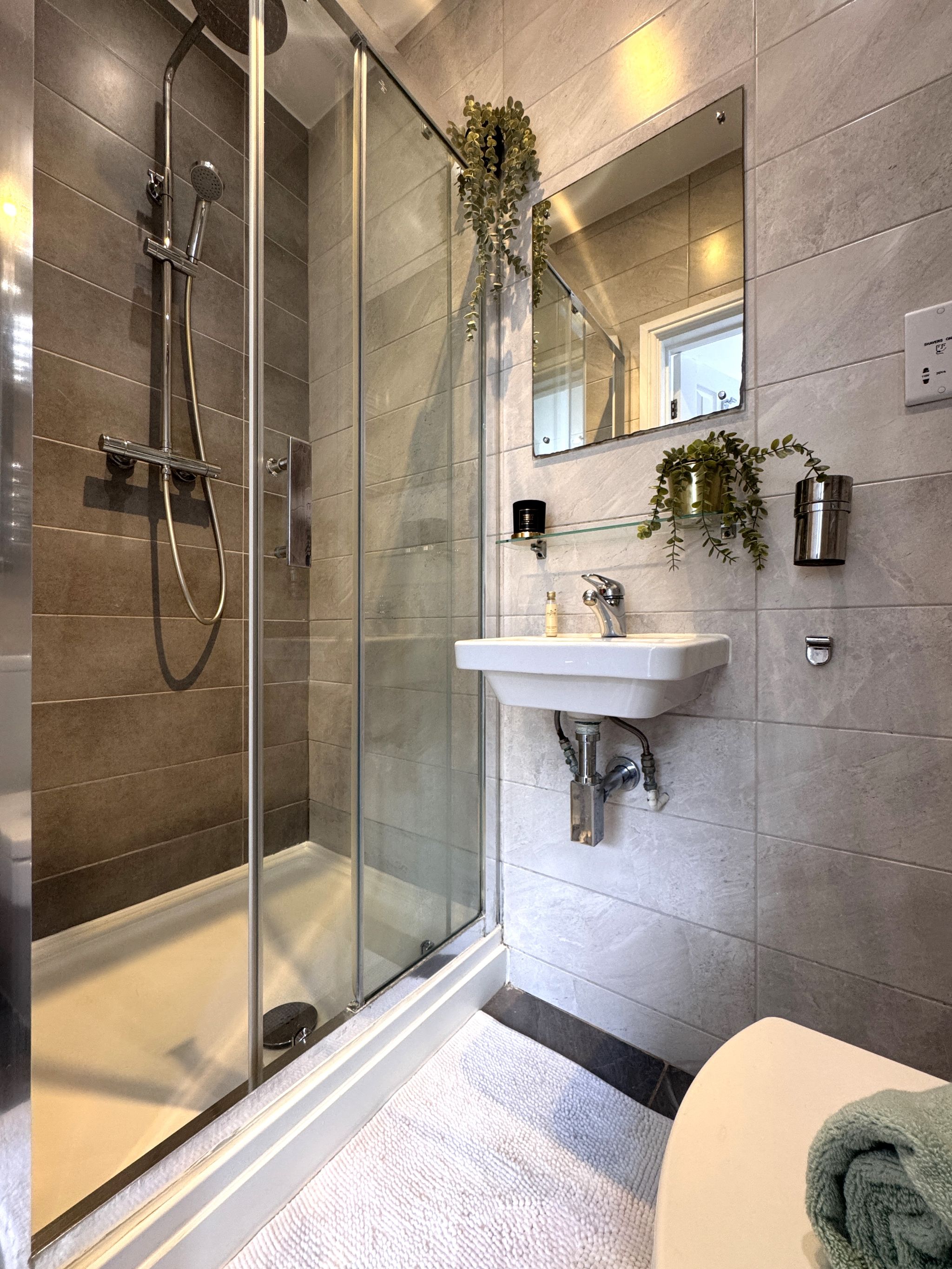 Studio Flat/apartment Under Offer in Willesden - Photograph 8
