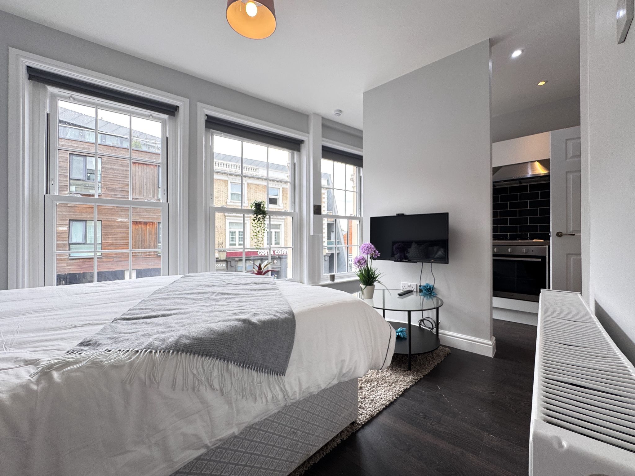 Studio Flat/apartment Under Offer in Willesden - Photograph 4
