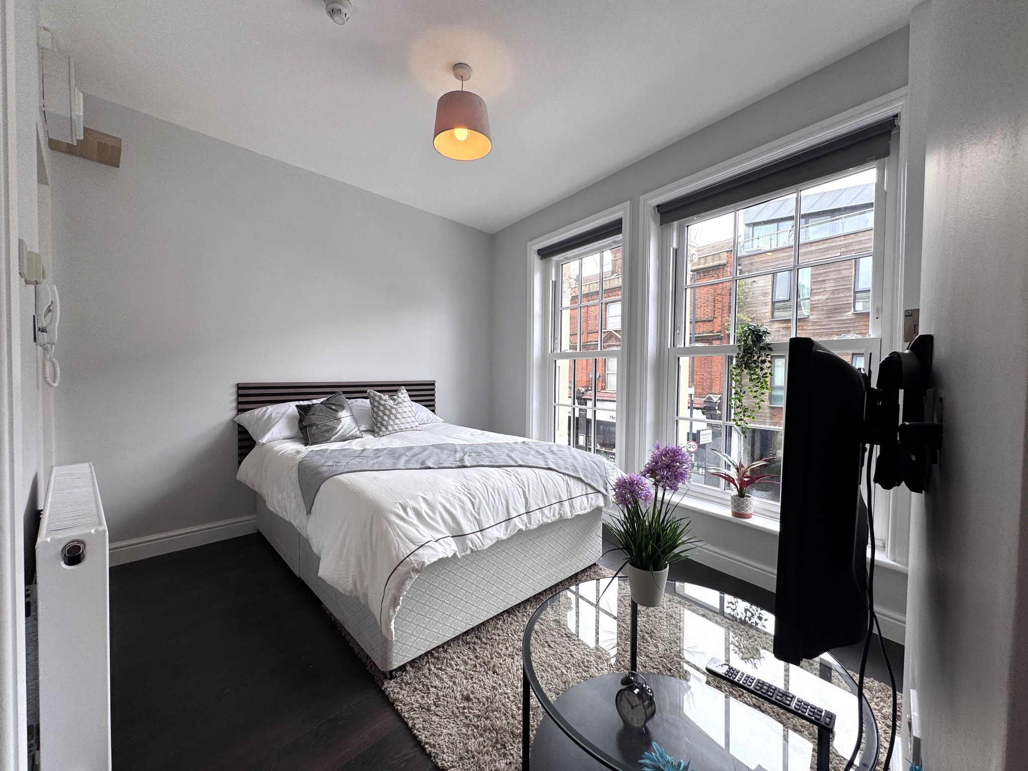 Studio Flat/apartment Under Offer in Willesden - Photograph 2