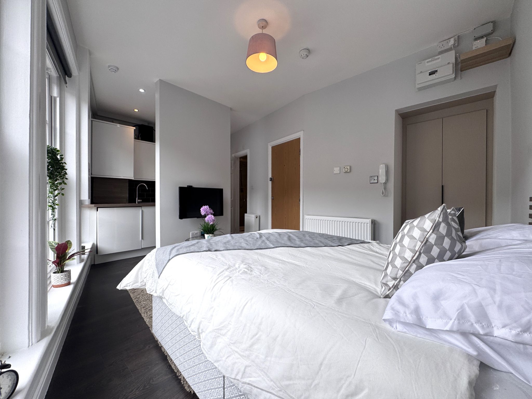 Studio Flat/apartment Under Offer in Willesden - Photograph 3