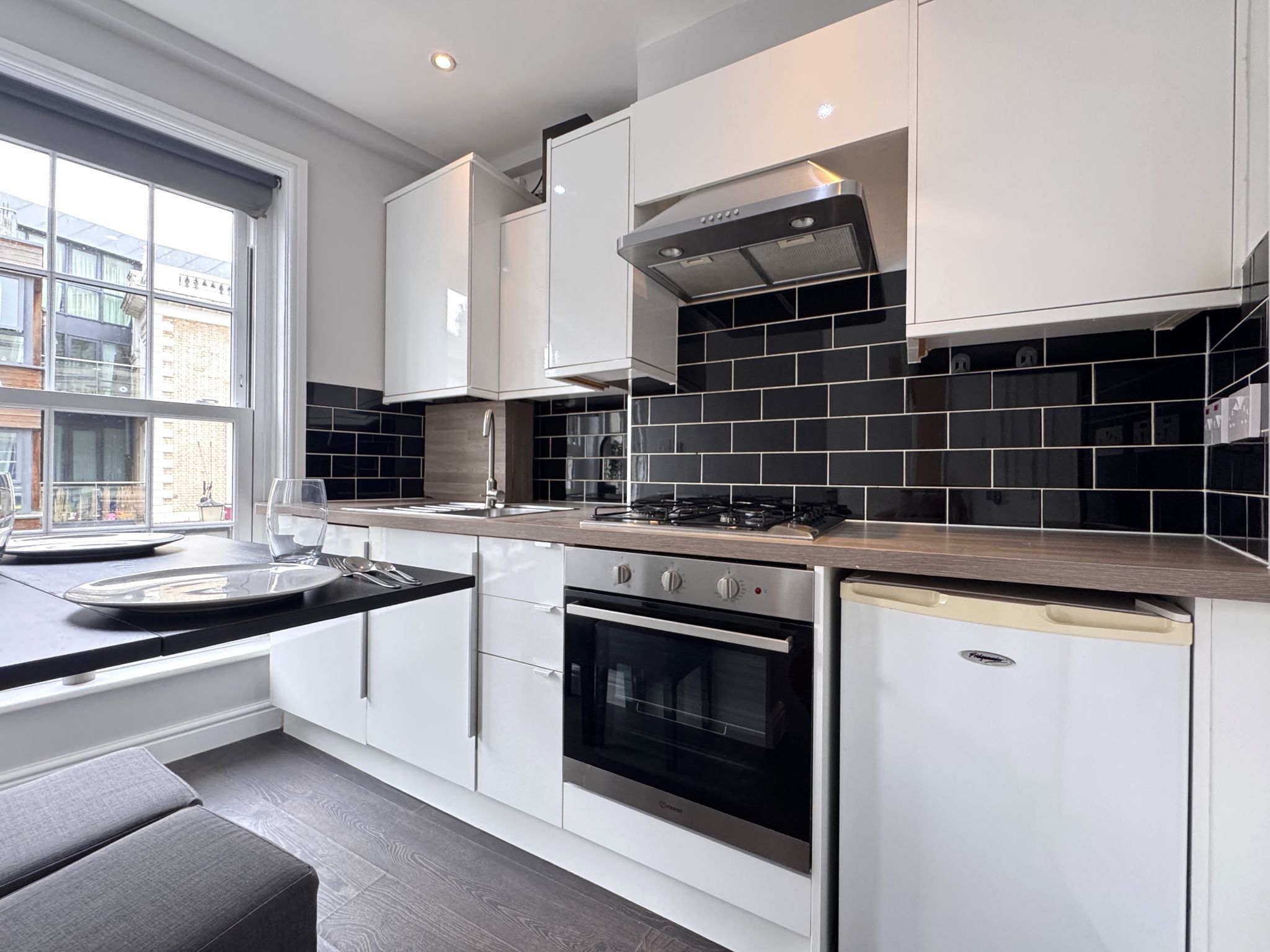 Studio Flat/apartment Under Offer in Willesden - Photograph 5