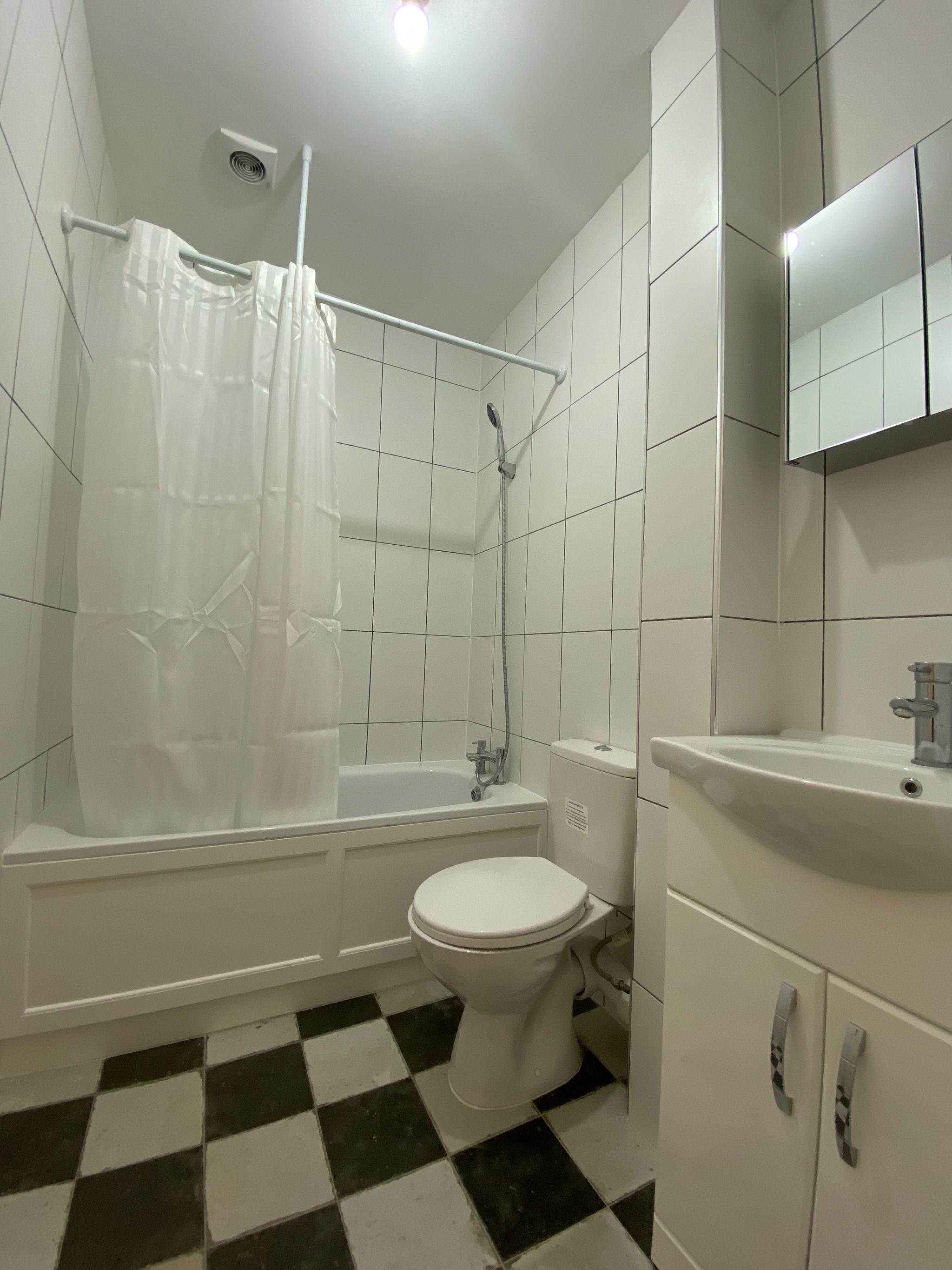 2 bedroom apartment flat/apartment To Let in London - Photograph 5