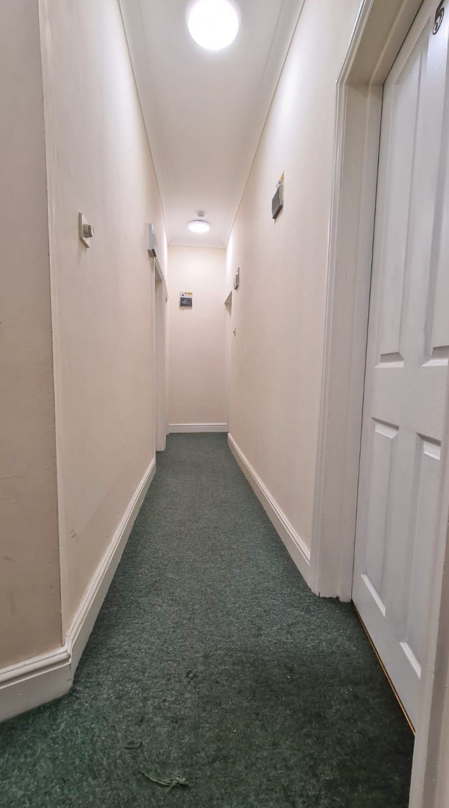 1 bedroom studio flat/apartment To Let in Willesden Green - Communal Hallway