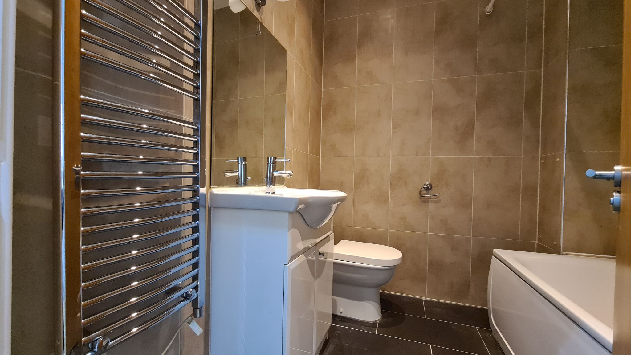 3 bedroom flat flat/apartment To Let in Willesden - Photograph 6