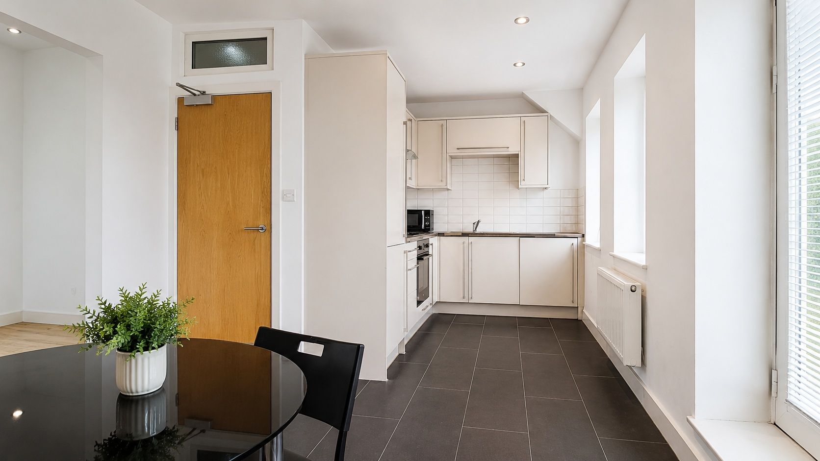 3 bedroom flat flat/apartment To Let in Willesden - Property photograph