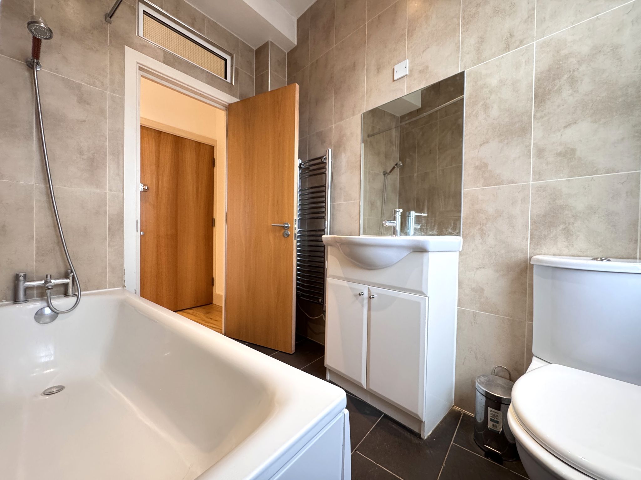 2 bedroom flat flat/apartment To Let in Willesden Green - Photograph 7