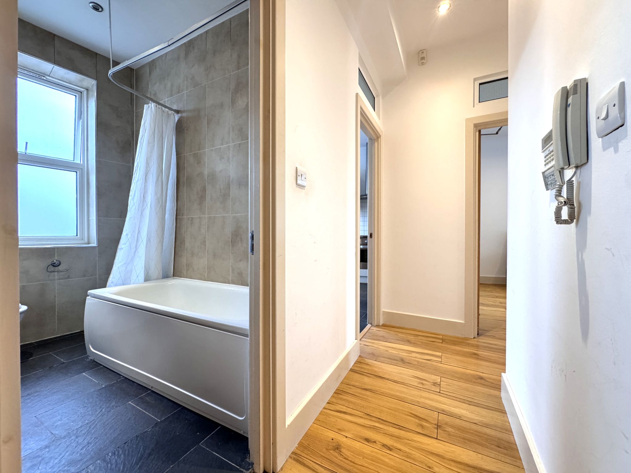 2 bedroom flat flat/apartment To Let in Willesden Green - Photograph 6