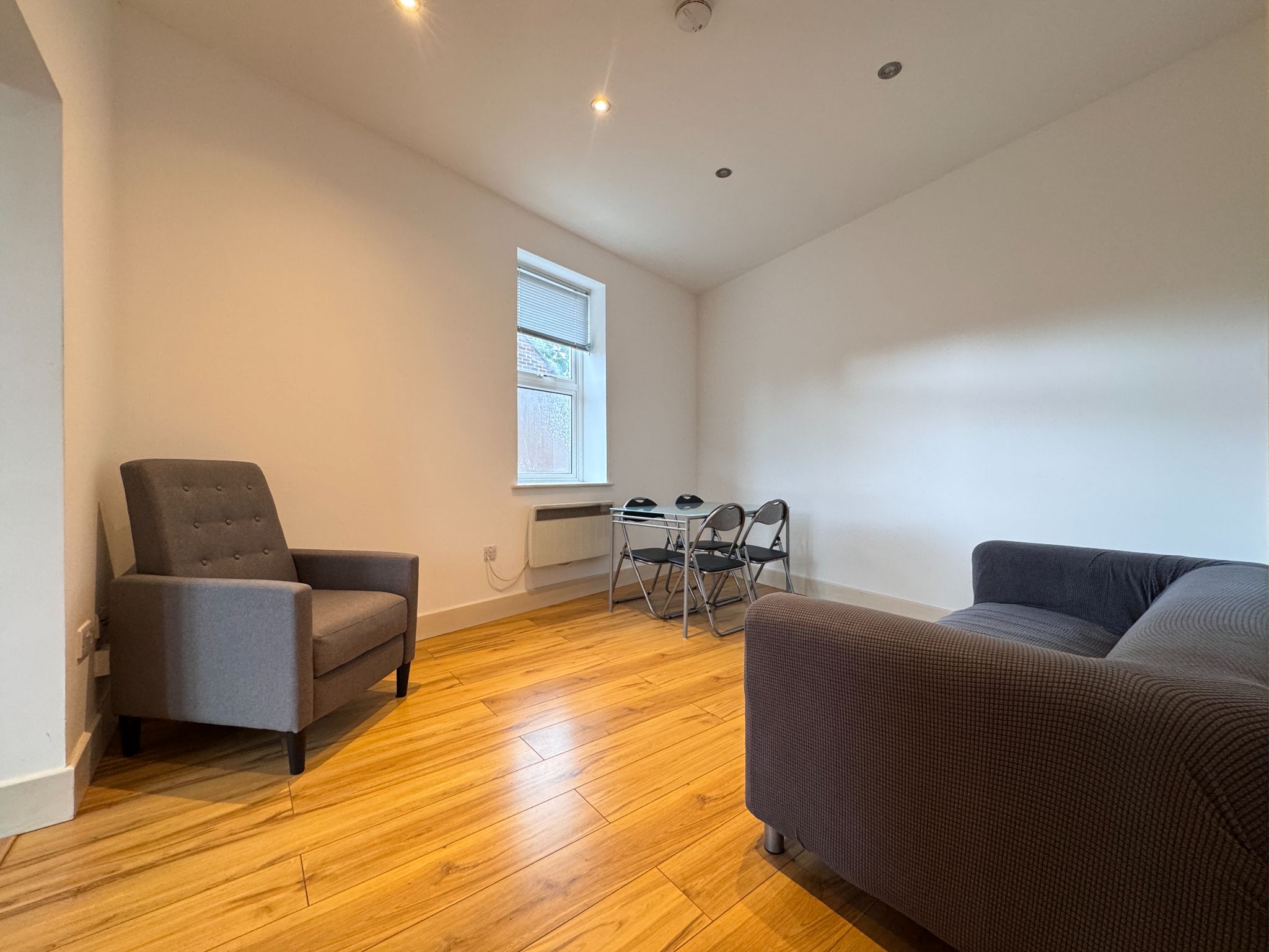 2 bedroom flat flat/apartment To Let in Willesden Green - Photograph 4