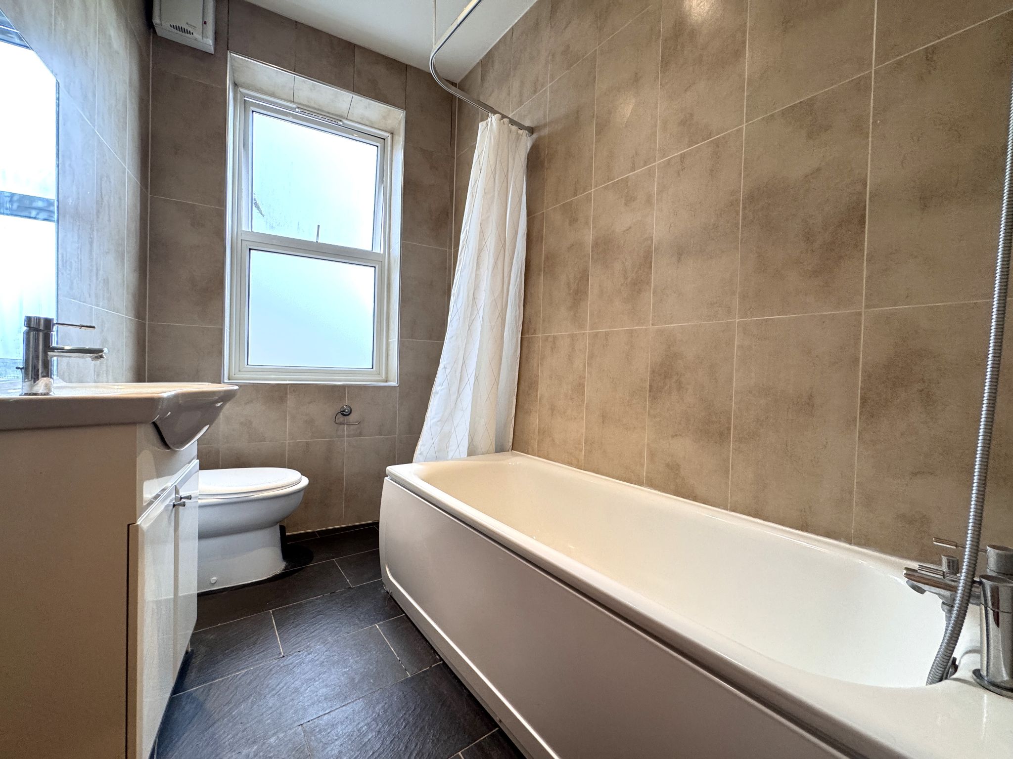 2 bedroom flat flat/apartment To Let in Willesden Green - Photograph 8