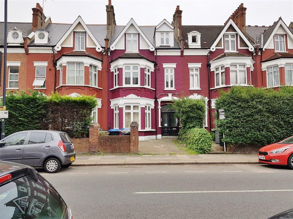 2 bedroom flat flat/apartment To Let in Cricklewood - Front View