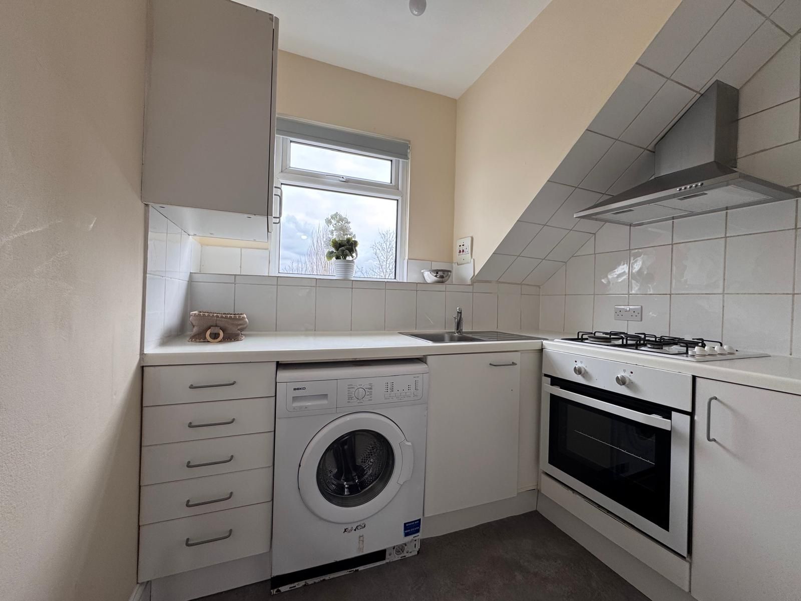 2 bedroom flat flat/apartment To Let in Cricklewood - Photograph 10