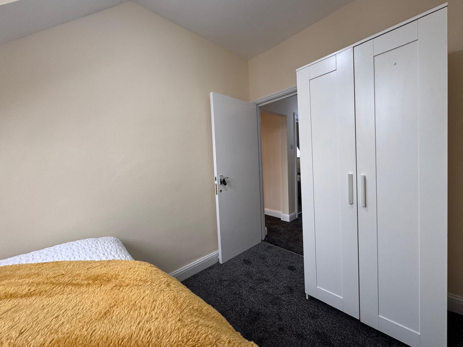 2 bedroom flat flat/apartment To Let in Cricklewood - Photograph 9